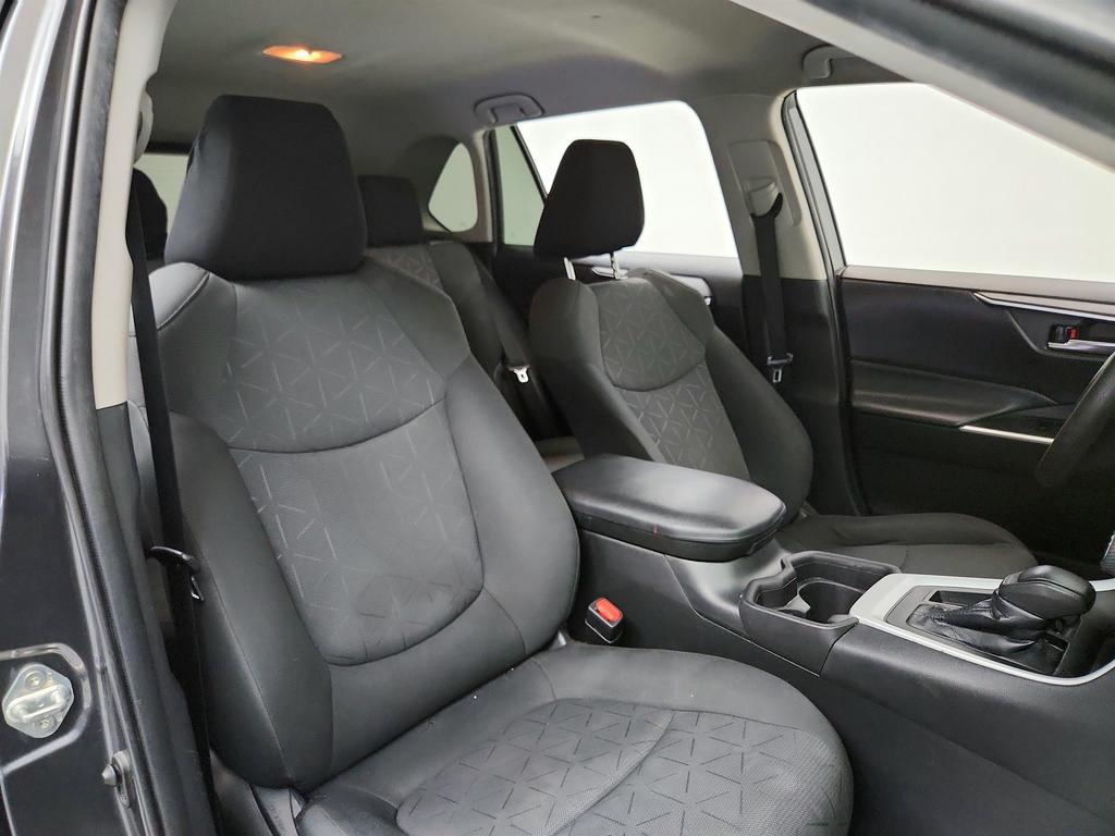 2021 Toyota RAV4 XLE photo
