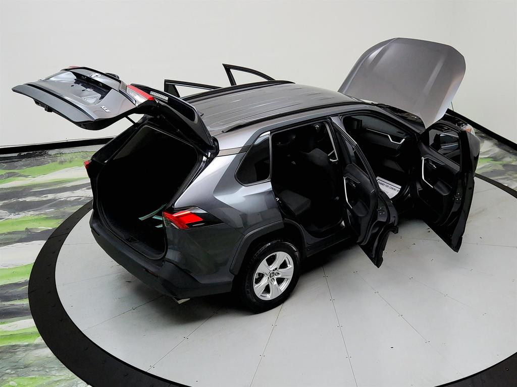 2021 Toyota RAV4 XLE photo