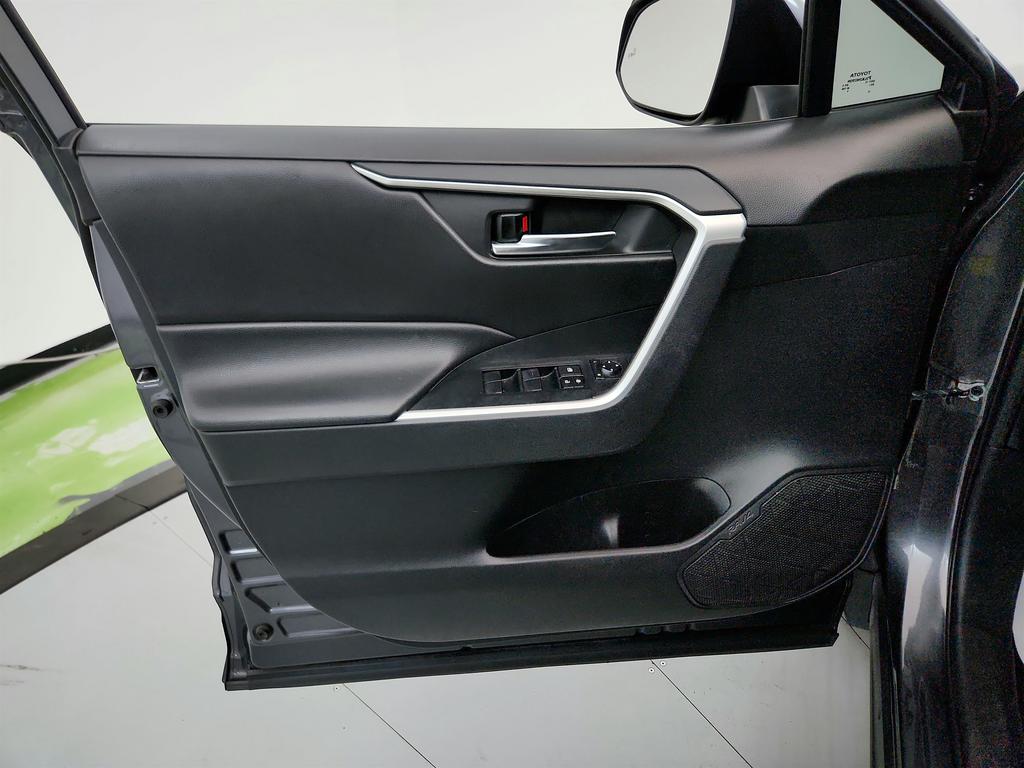 2021 Toyota RAV4 XLE photo