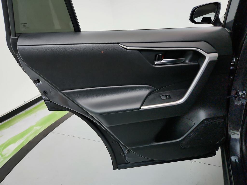 2021 Toyota RAV4 XLE photo