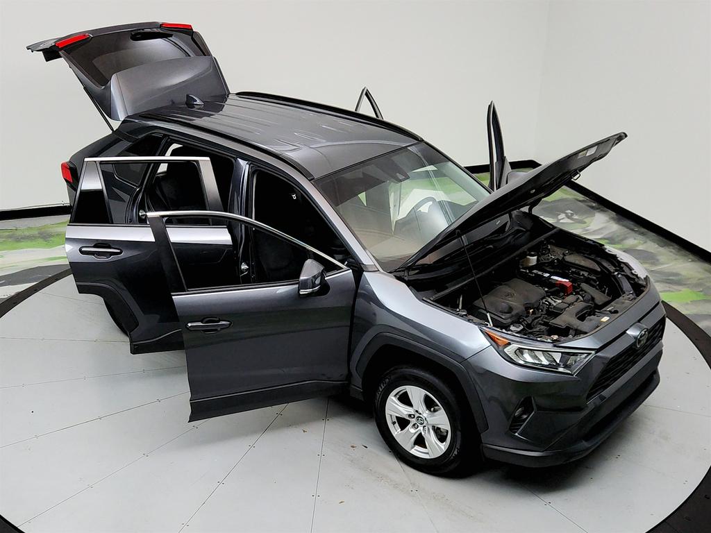 2021 Toyota RAV4 XLE photo