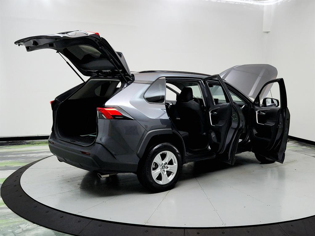 2021 Toyota RAV4 XLE photo