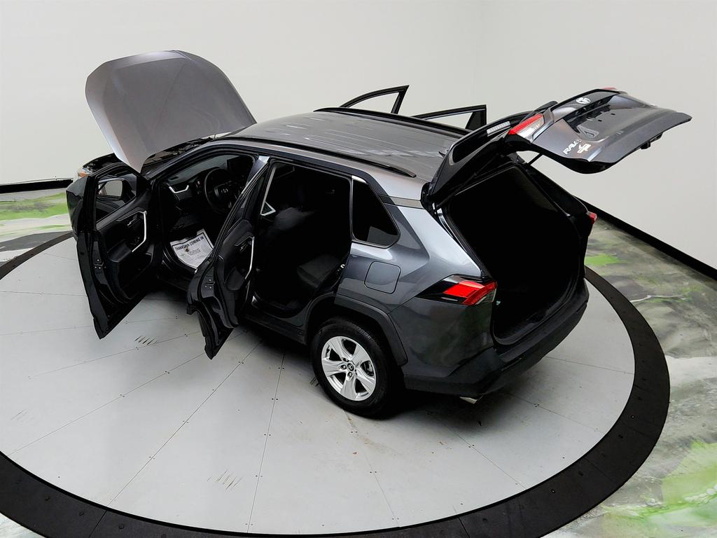 2021 Toyota RAV4 XLE photo
