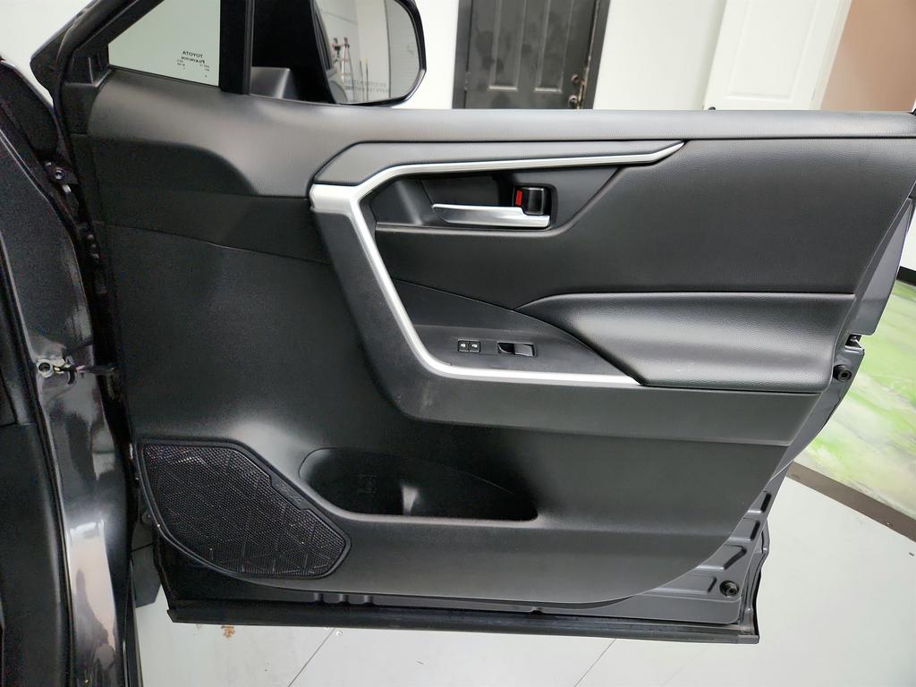 2021 Toyota RAV4 XLE photo