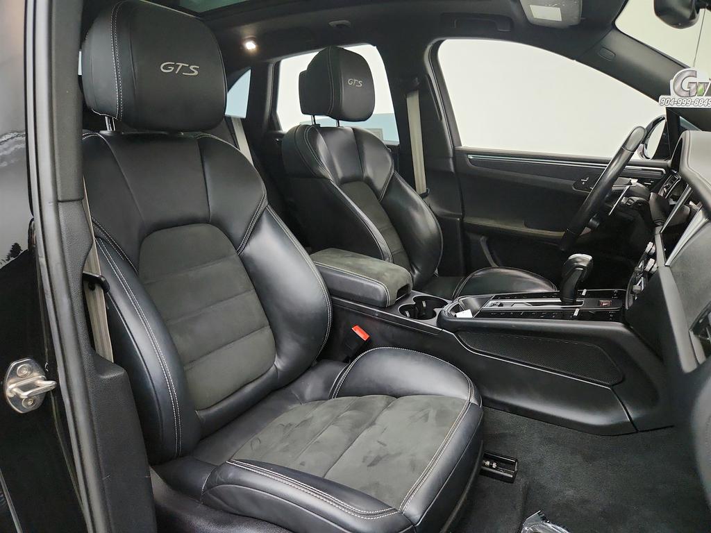 2022 Porsche Macan - $46,650