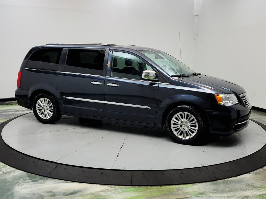 2014 Chrysler Town And Country - $6,750