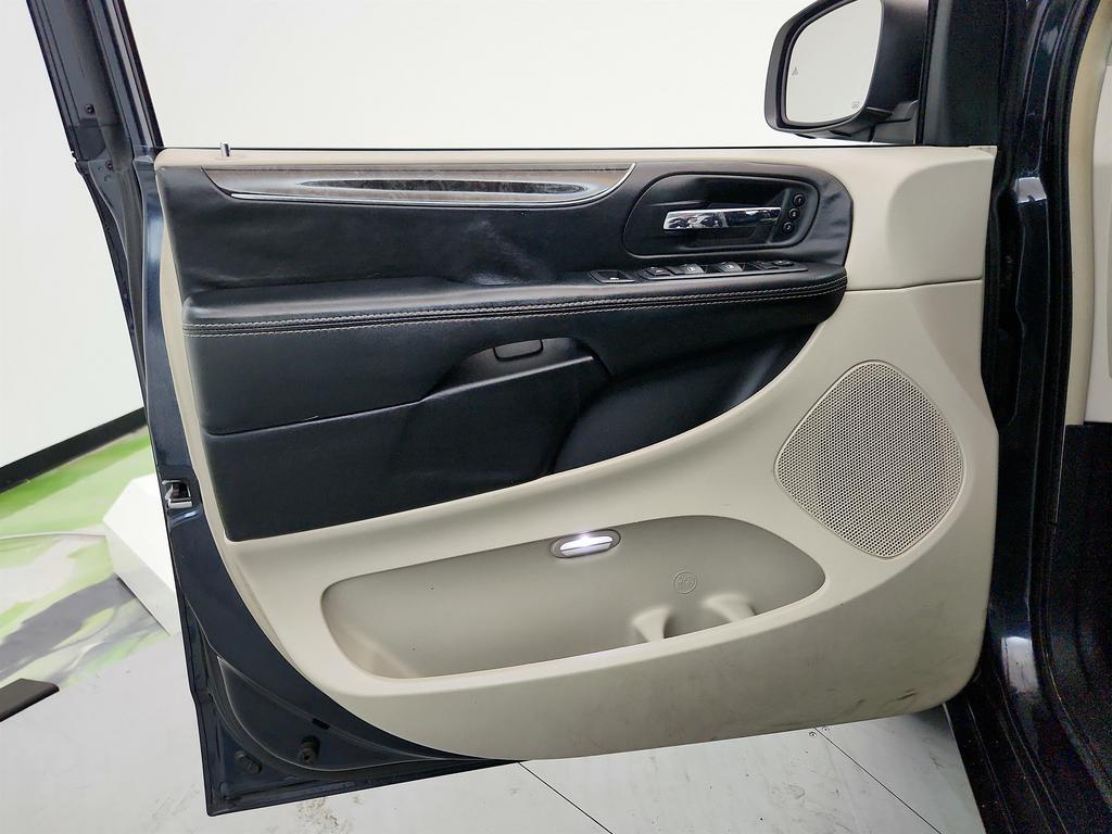 2014 Chrysler Town And Country - $6,750