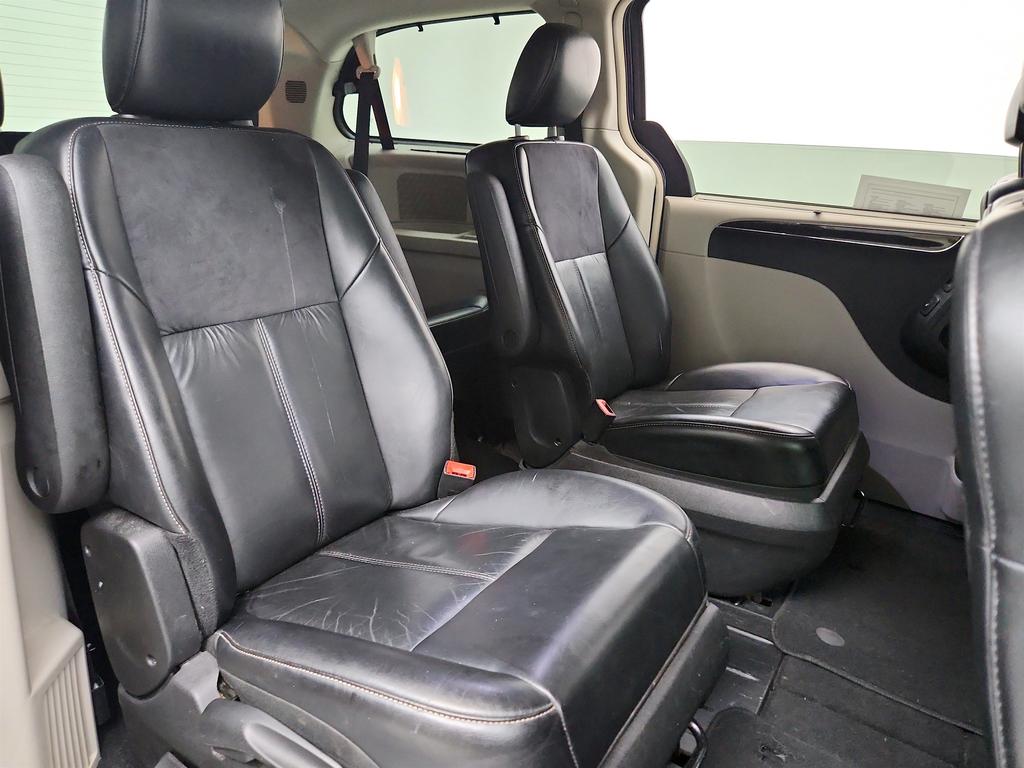 2014 Chrysler Town And Country - $6,750