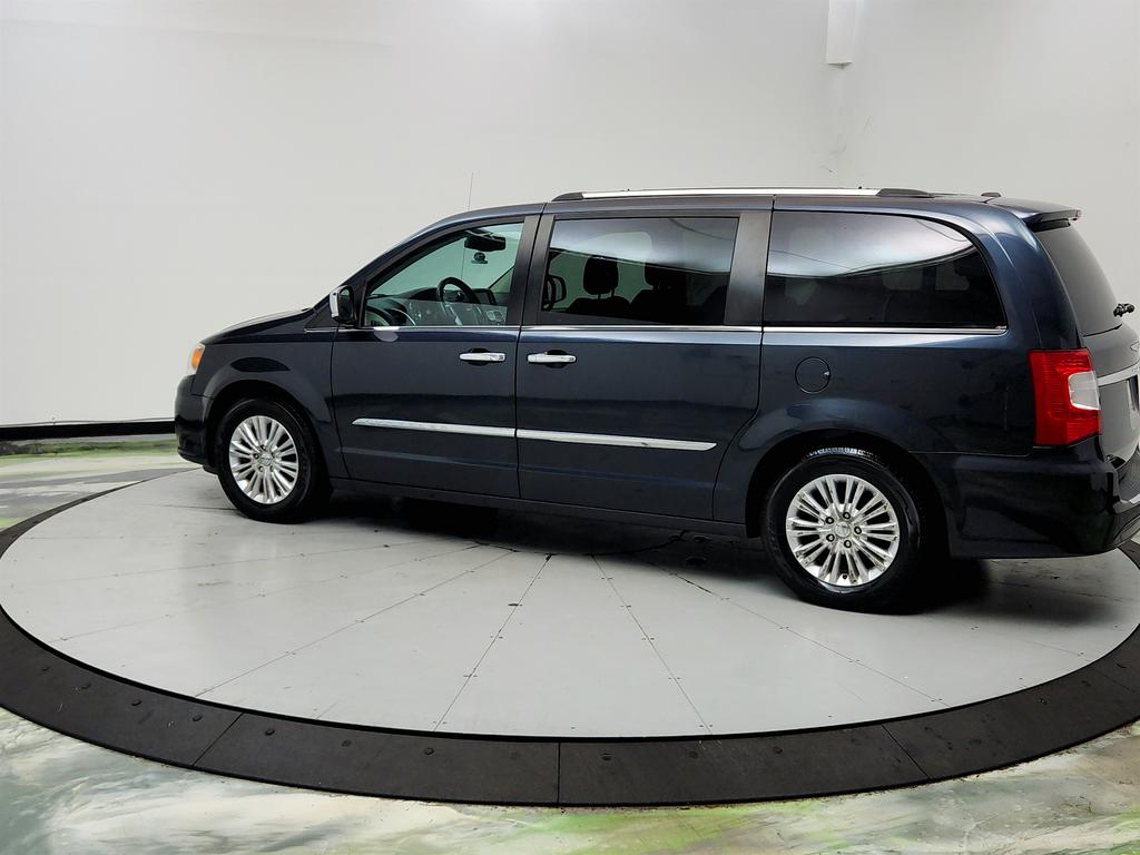 2014 Chrysler Town And Country - $6,750
