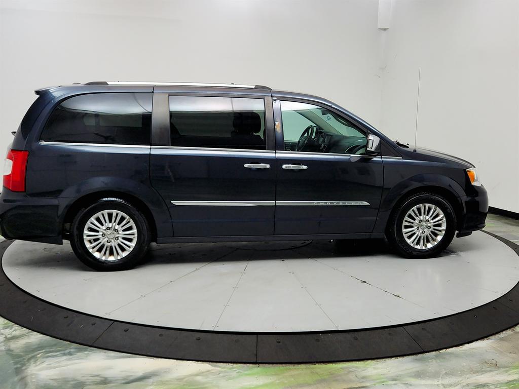 2014 Chrysler Town And Country - $6,750