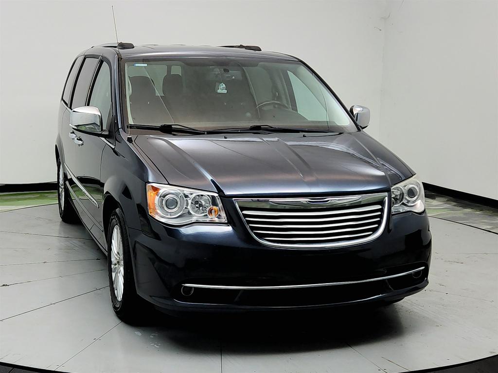 2014 Chrysler Town And Country - $6,750
