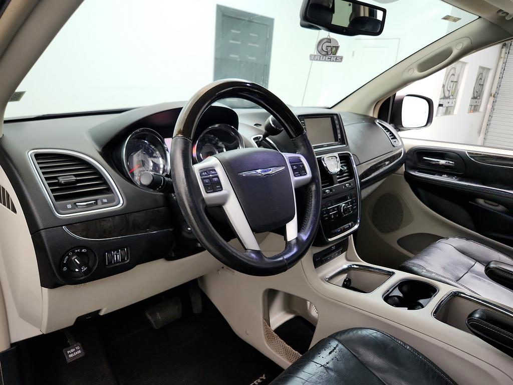 2014 Chrysler Town And Country - $6,750