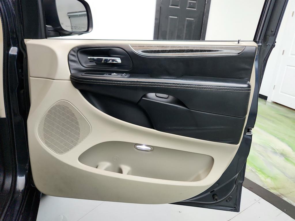 2014 Chrysler Town And Country - $6,750
