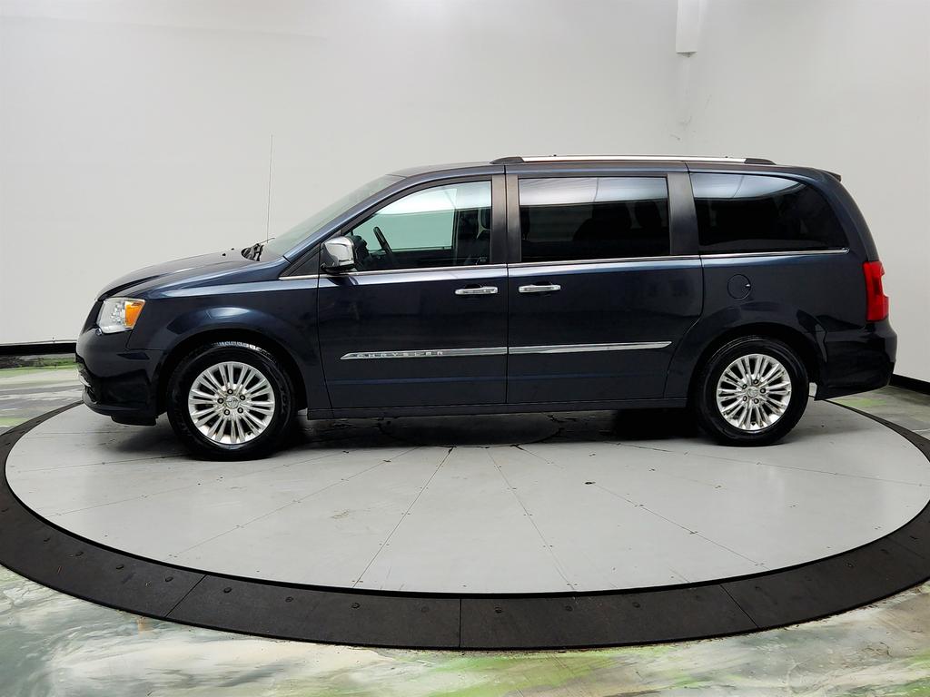 2014 Chrysler Town And Country - $6,750
