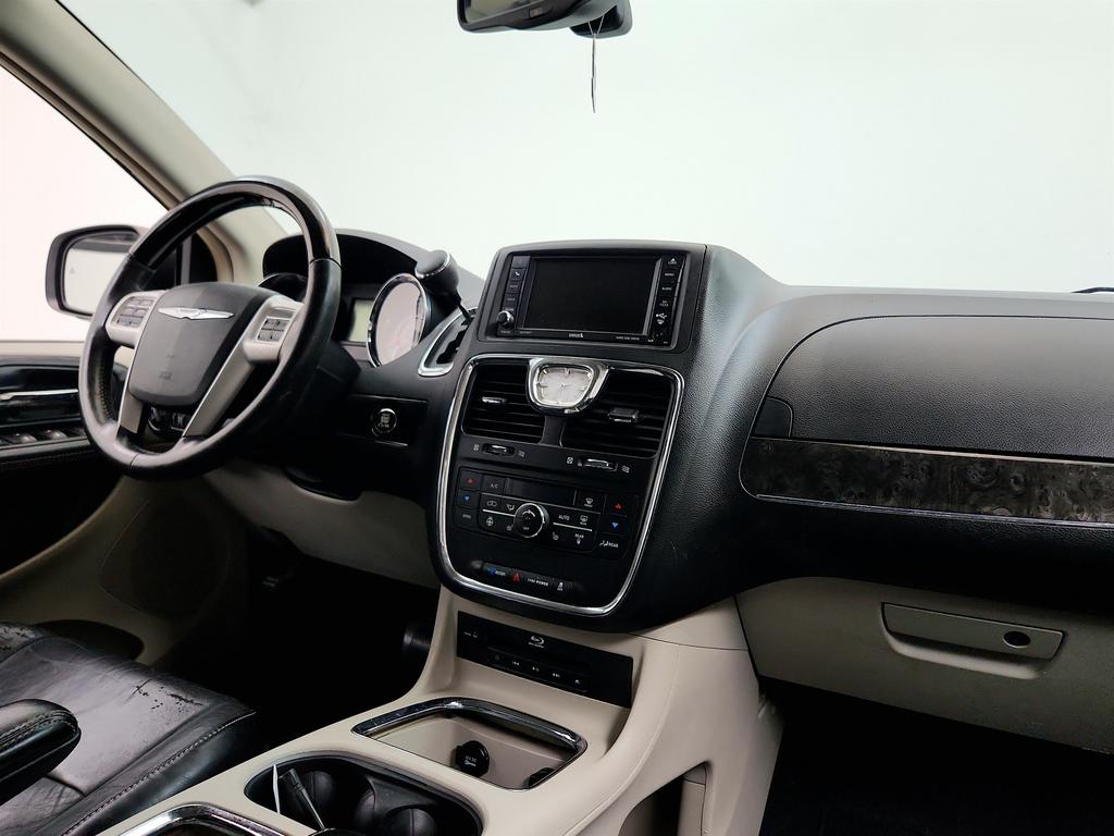 2014 Chrysler Town And Country - $6,750