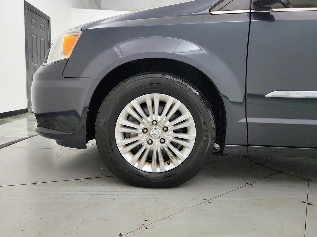 2014 Chrysler Town And Country - $6,750
