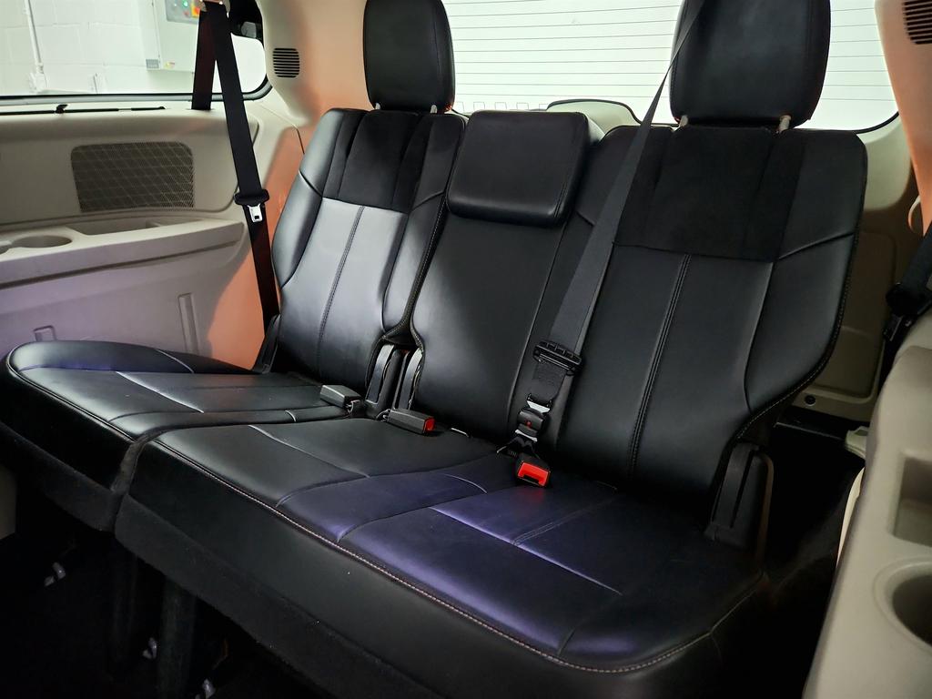 2014 Chrysler Town And Country - $6,750