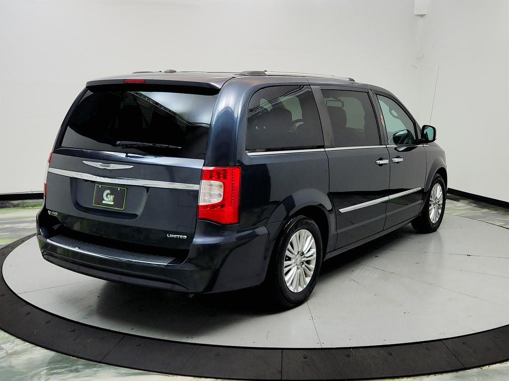 2014 Chrysler Town And Country - $6,750