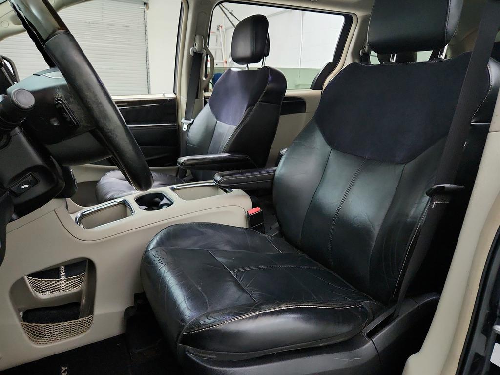 2014 Chrysler Town And Country - $6,750