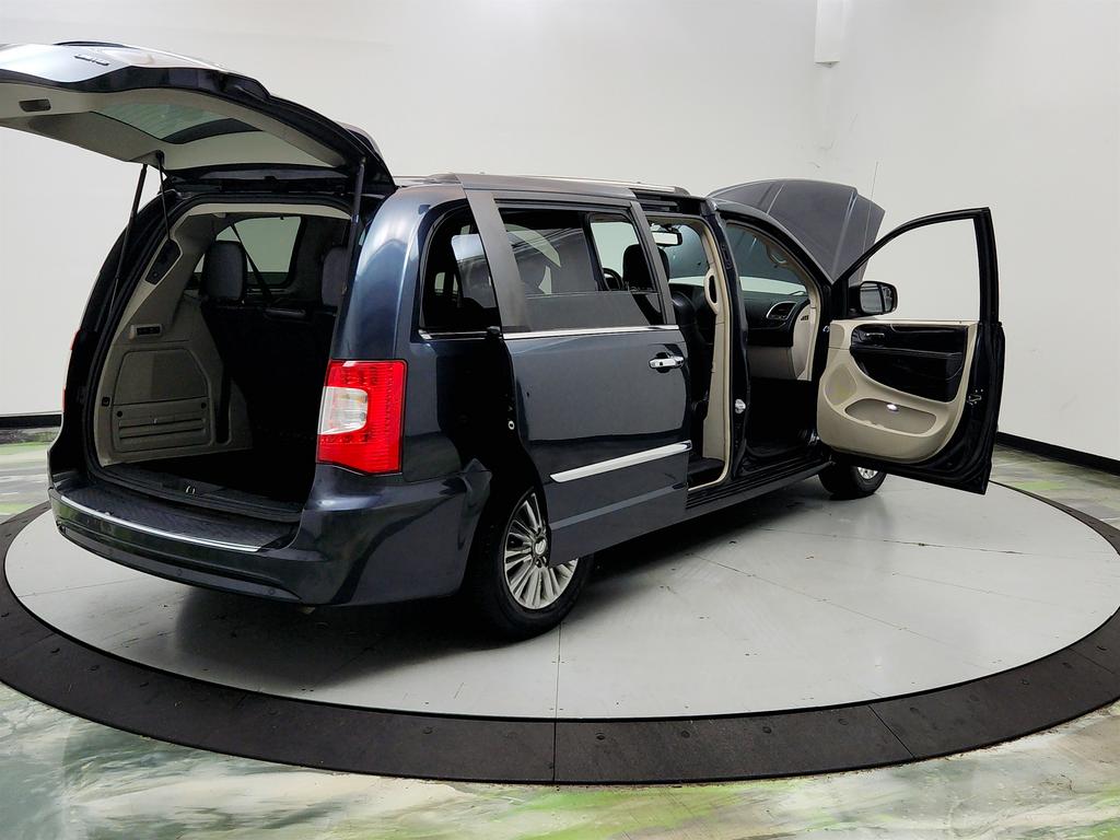 2014 Chrysler Town And Country - $6,750