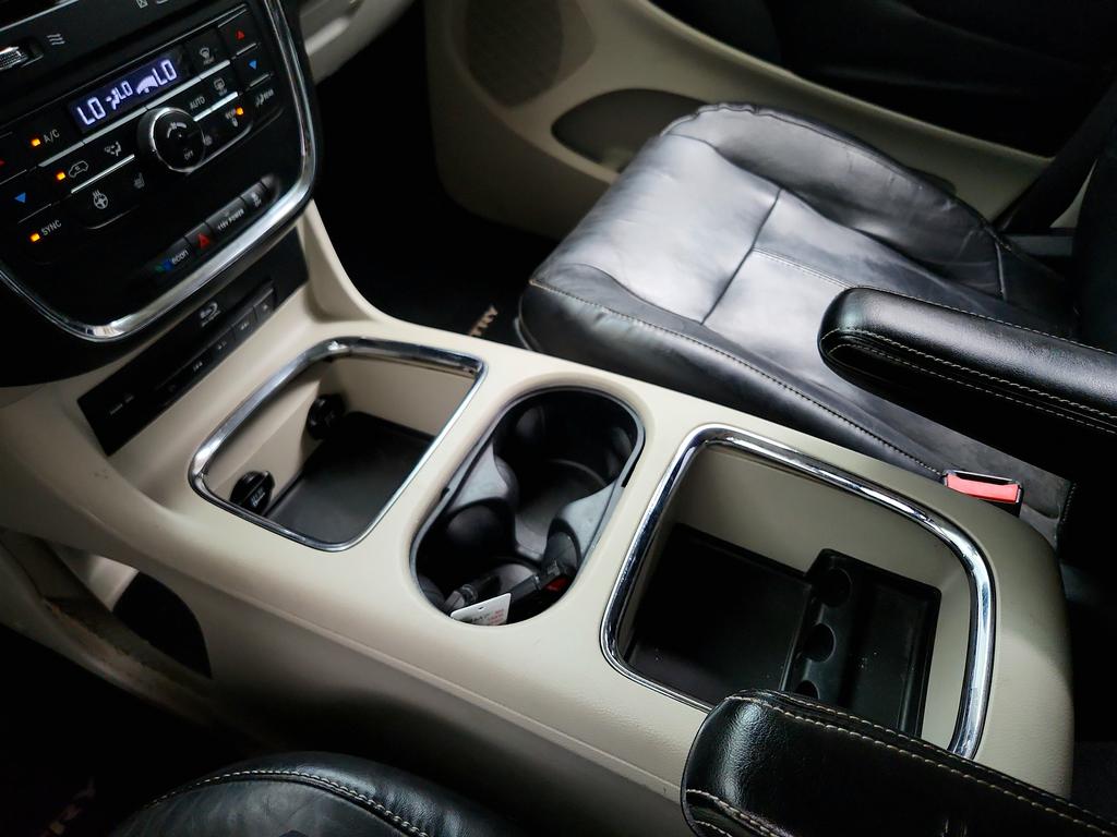 2014 Chrysler Town And Country - $6,750