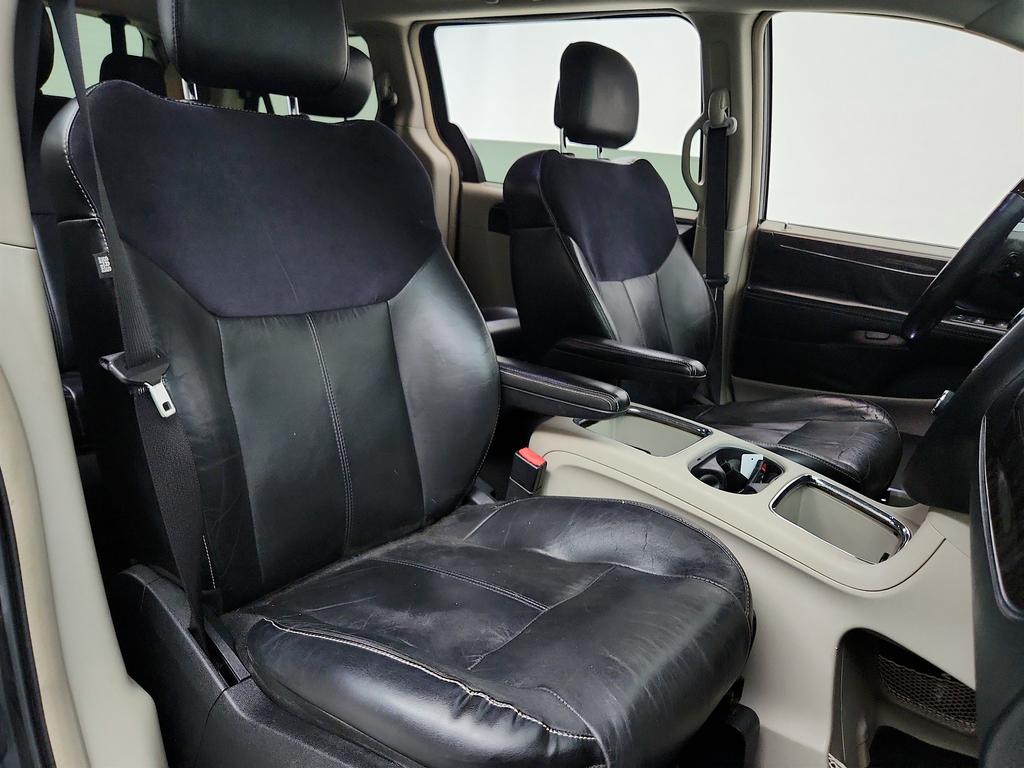 2014 Chrysler Town And Country - $6,750