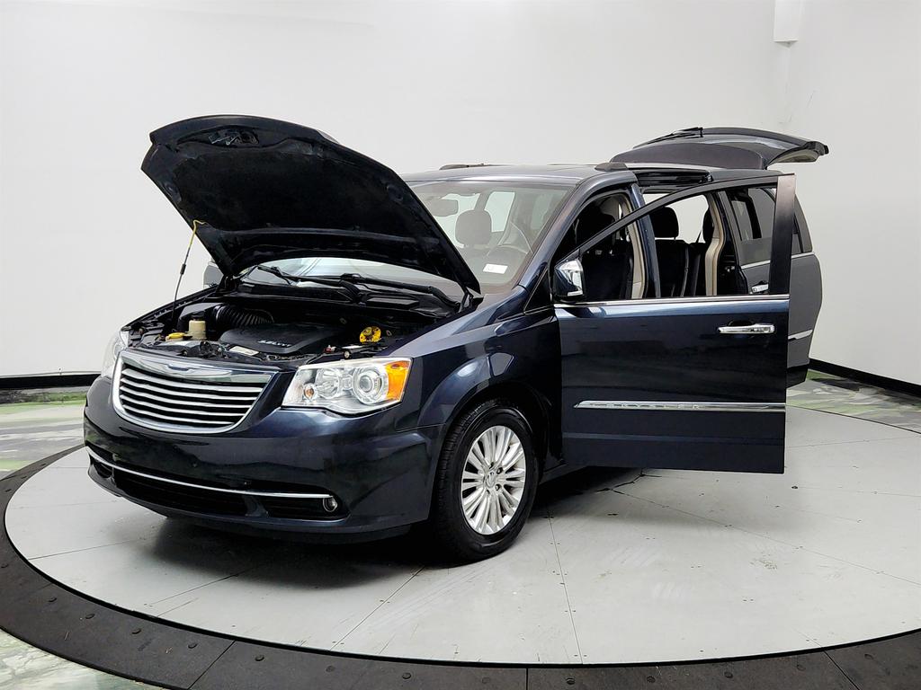 2014 Chrysler Town And Country - $6,750