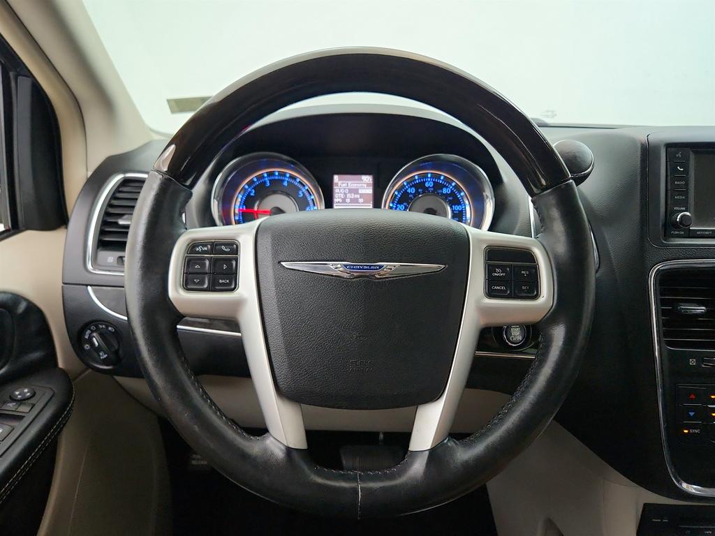 2014 Chrysler Town And Country - $6,750