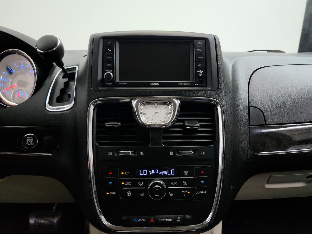 2014 Chrysler Town And Country - $6,750