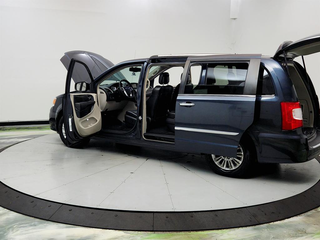 2014 Chrysler Town And Country - $6,750