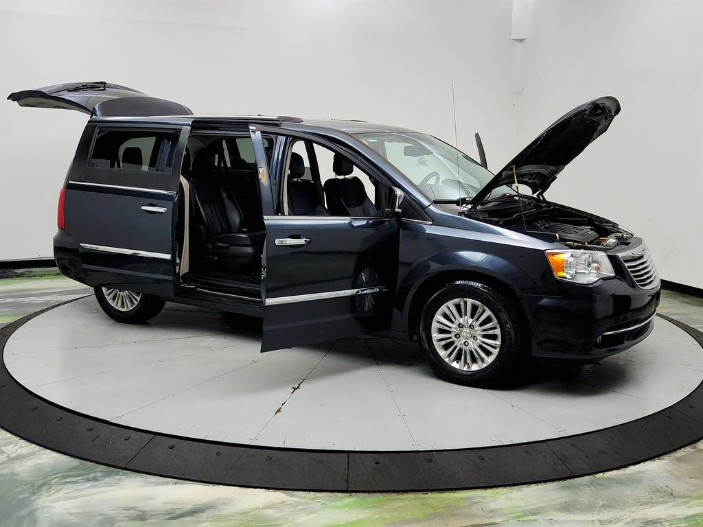 2014 Chrysler Town And Country - $6,750