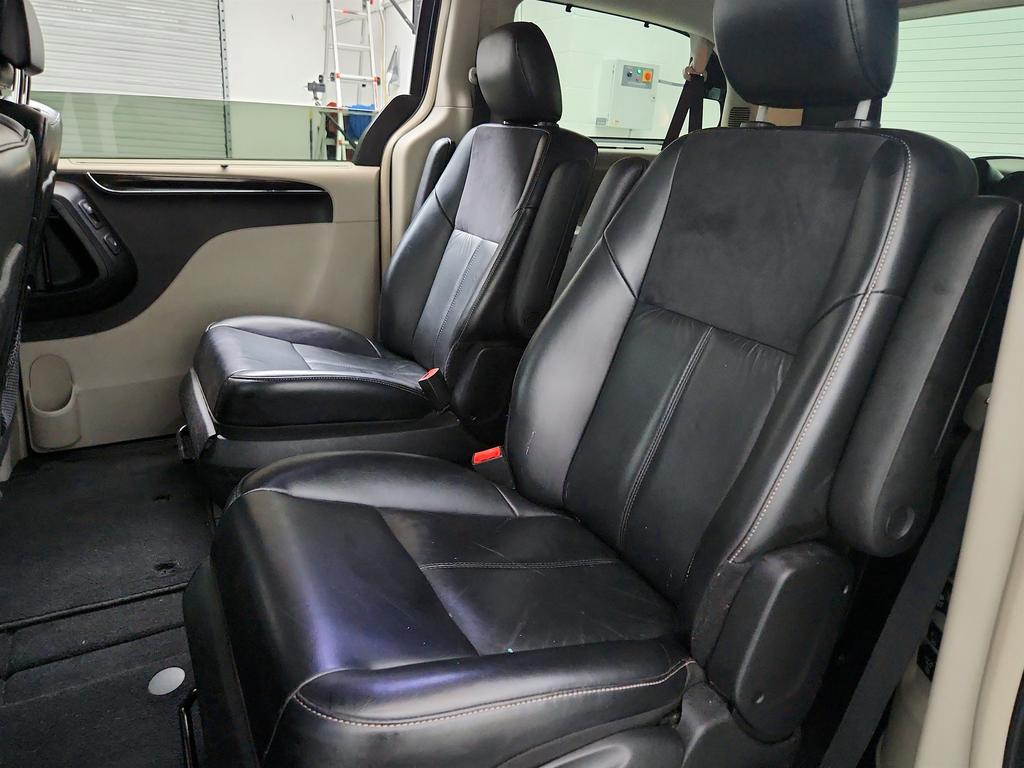 2014 Chrysler Town And Country - $6,750