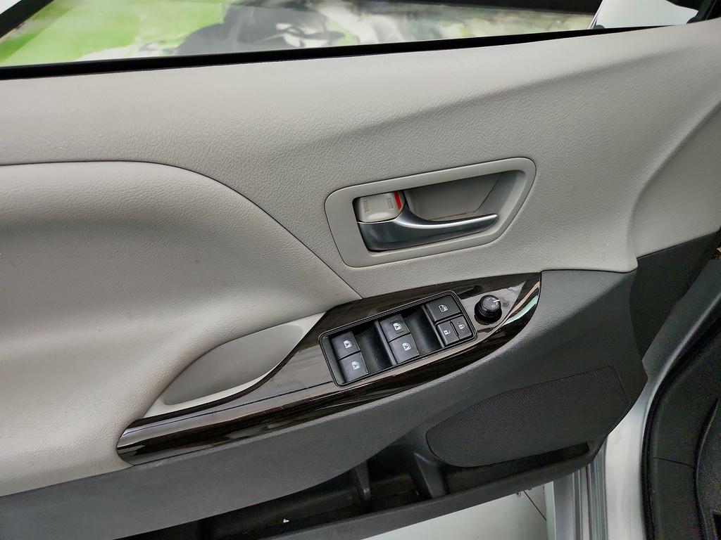 2019 Toyota Sienna - $15,945