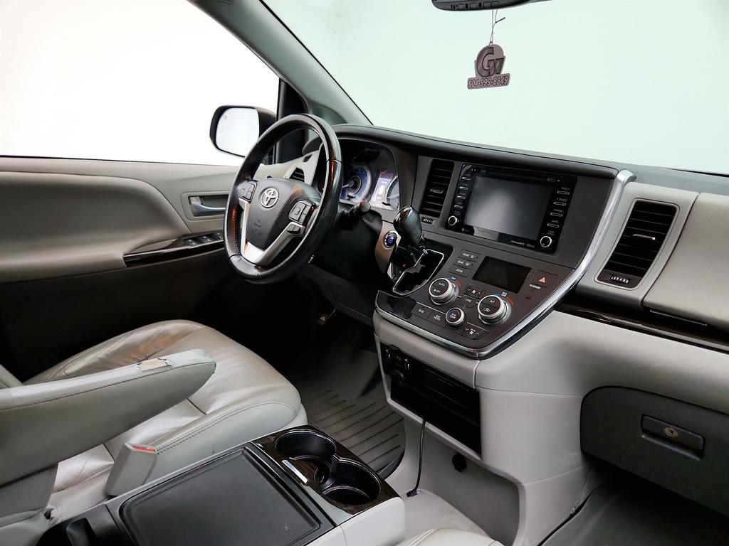 2019 Toyota Sienna - $15,945