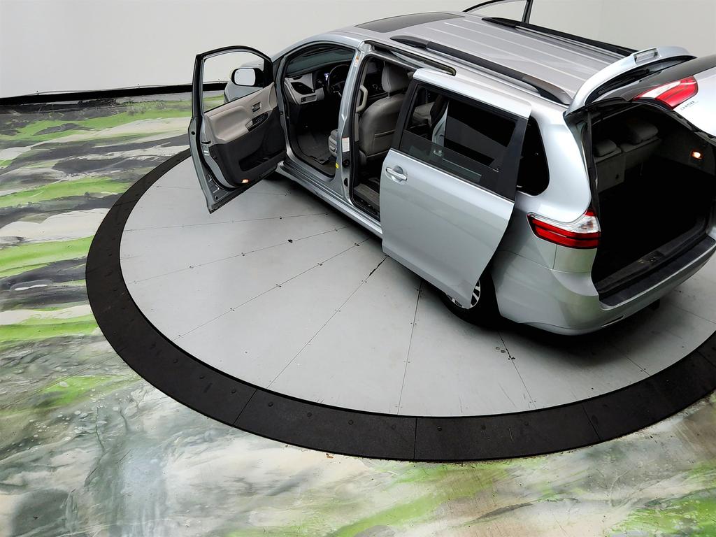 2019 Toyota Sienna - $15,945