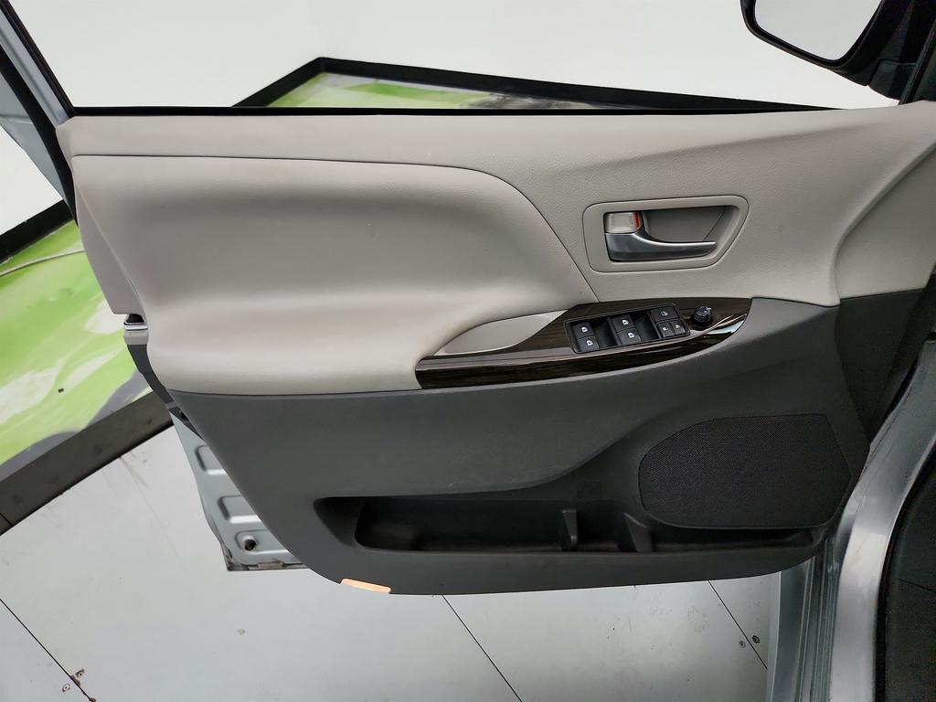 2019 Toyota Sienna - $15,945