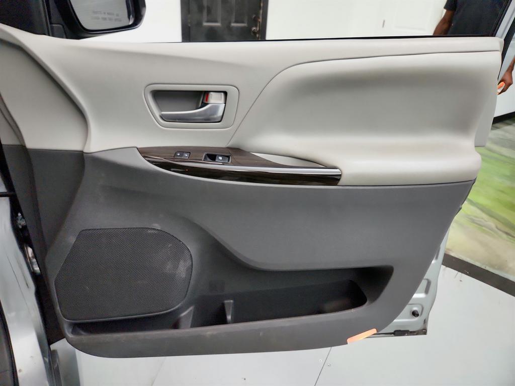 2019 Toyota Sienna - $15,945