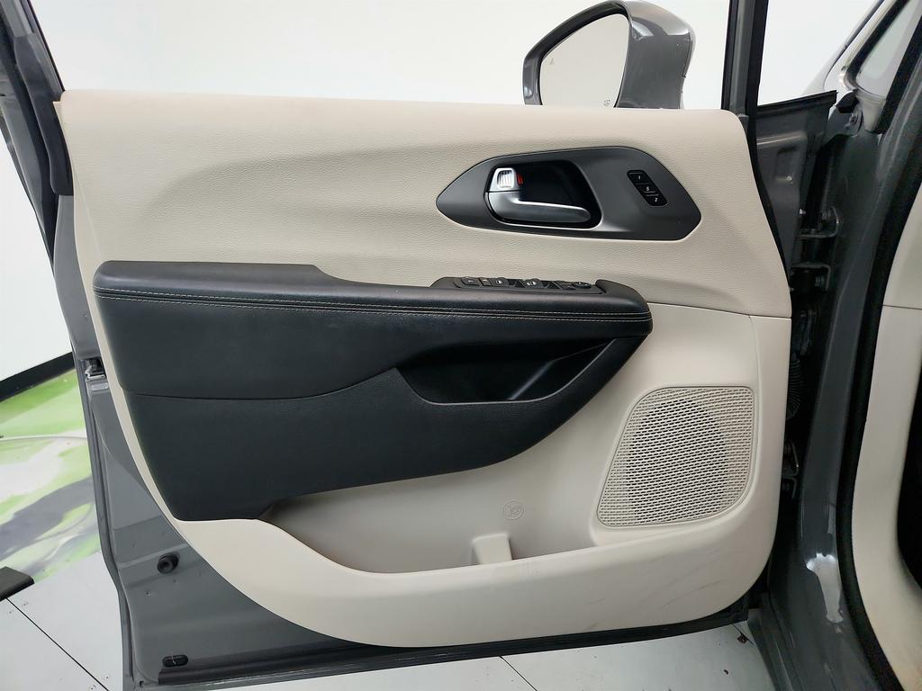 2022 Chrysler Pacifica - $15,545