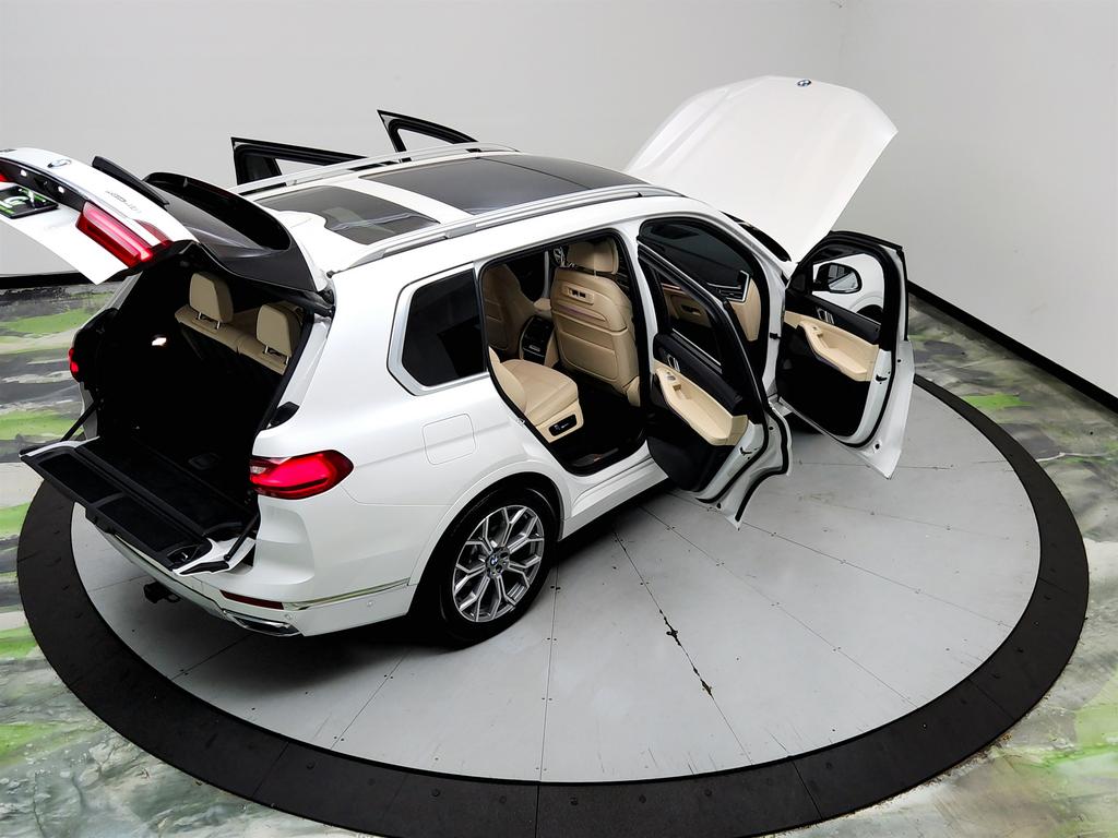 2021 BMW X7 - $29,650