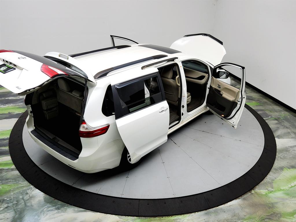 2015 Toyota Sienna - $9,695