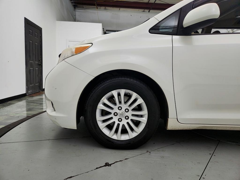 2015 Toyota Sienna - $9,695