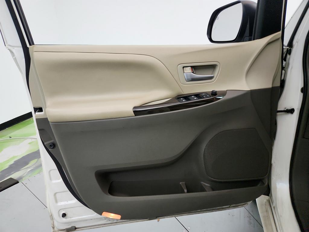 2015 Toyota Sienna - $9,695