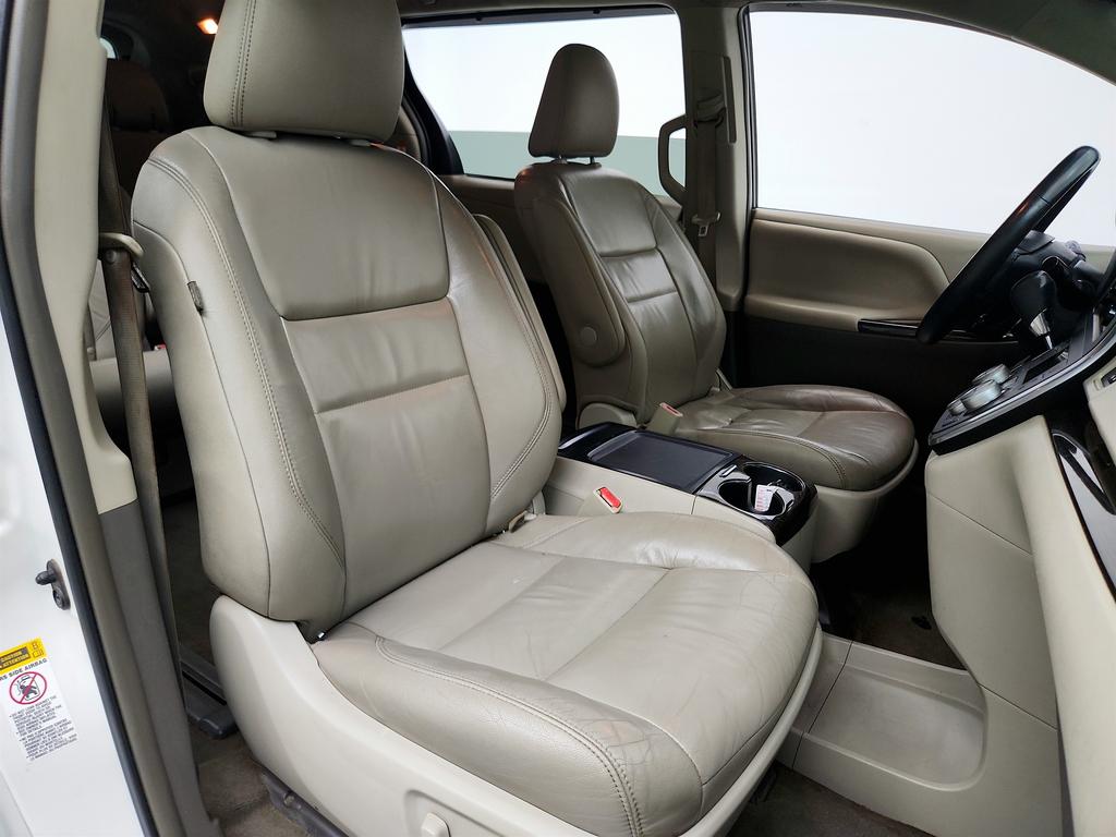 2015 Toyota Sienna - $9,695