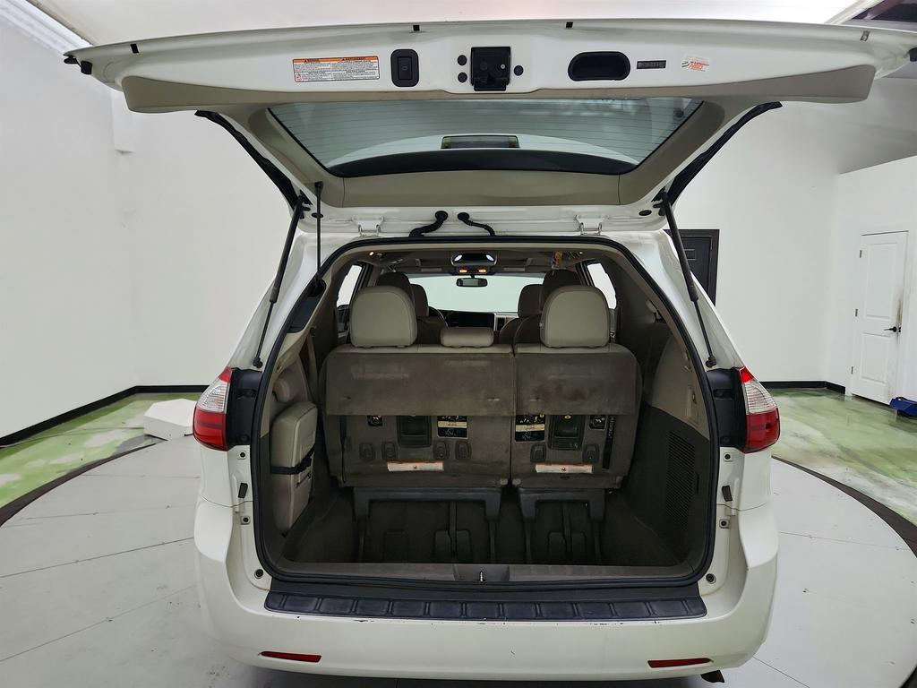 2015 Toyota Sienna - $9,695