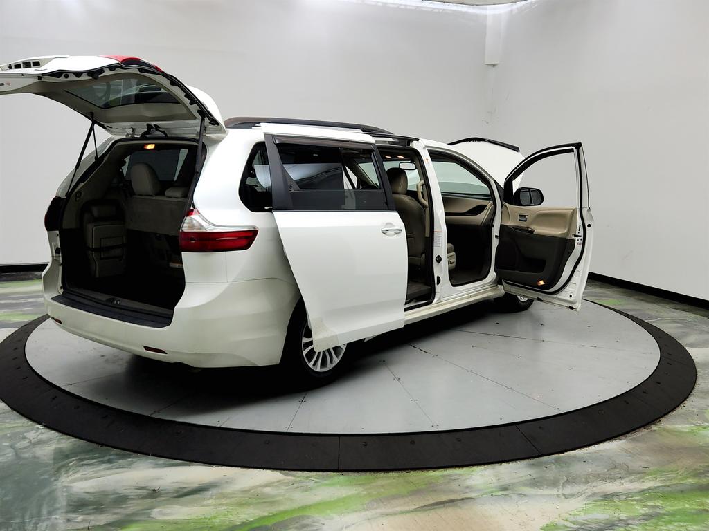 2015 Toyota Sienna - $9,695