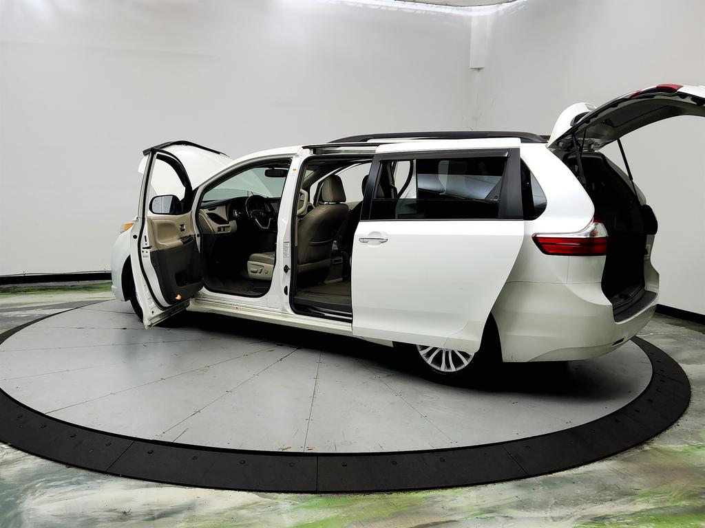2015 Toyota Sienna - $9,695