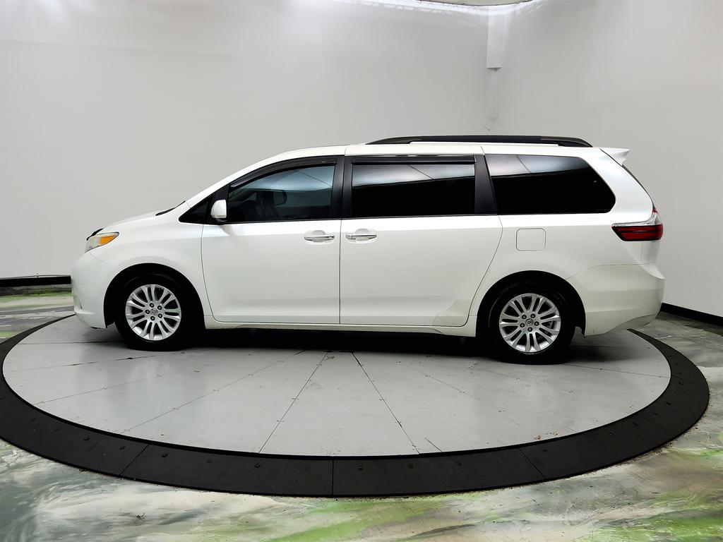2015 Toyota Sienna - $9,695
