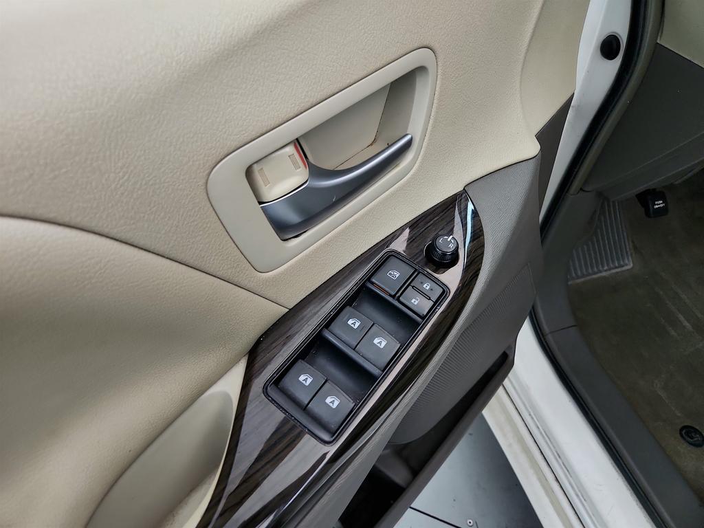 2015 Toyota Sienna - $9,695
