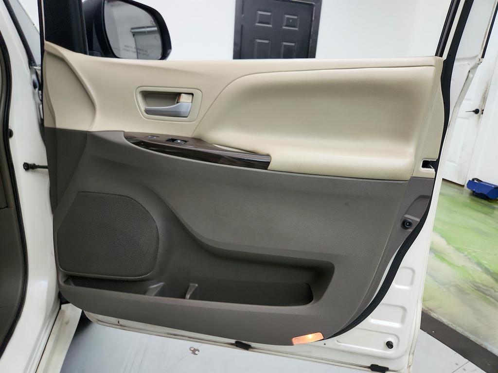 2015 Toyota Sienna - $9,695