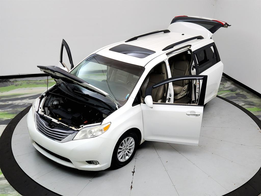 2015 Toyota Sienna - $9,695